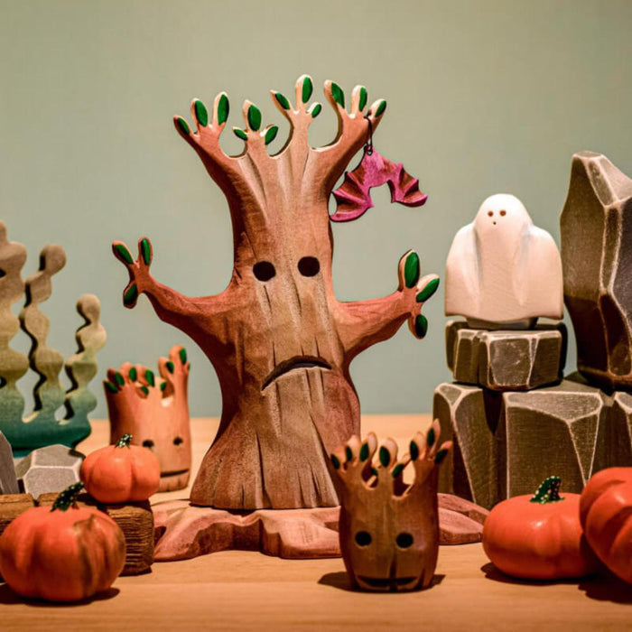 BumbuToys Halloween Wooden Figurines of Spooky Trees, Pumpkins, Ghosts and Hanging Bats