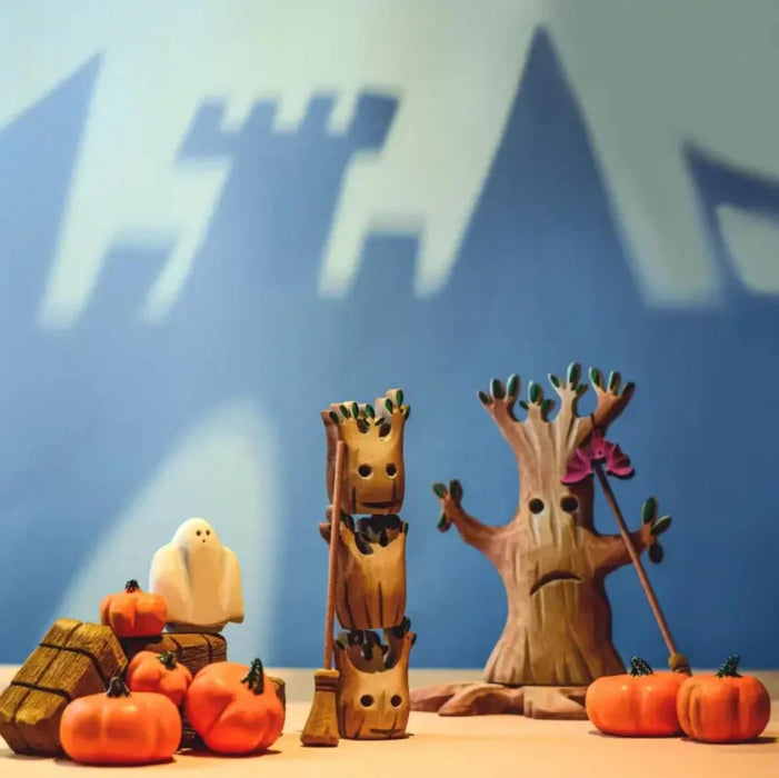 BumbuToys Halloween Small World Play Scene with Spooky Trees with Hanging Bat, White Ghost, Pumpkins & Broomsticks