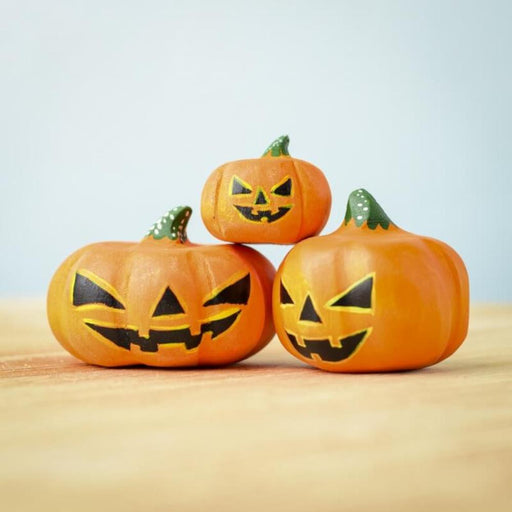 BumbuToys Wooden Halloween Pumpkins Set of 3 for Small World Play or Halloween Seasonal Table Decoration