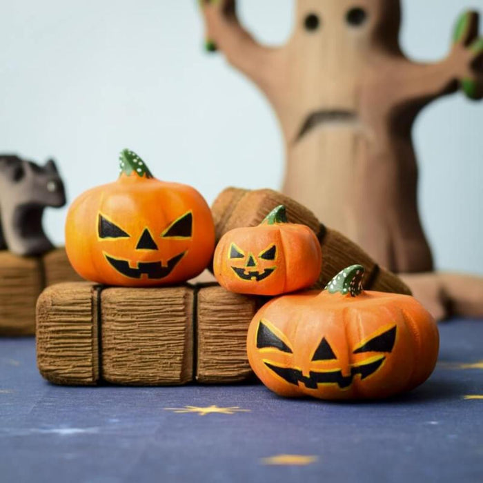 BumbuToys Wooden Spooky Pumpkin Figurines in Halloween Small World Play Scene