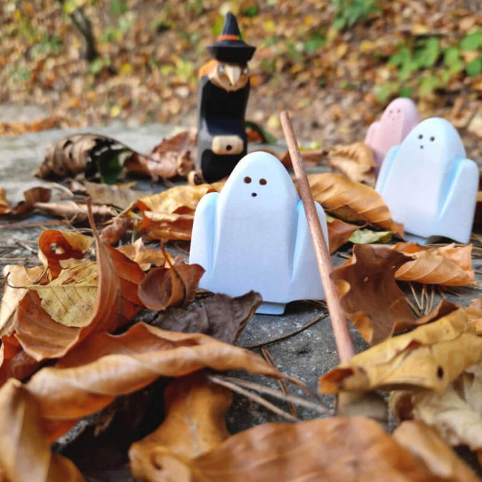 BumbuToys Wooden Ghost Figurines in White and Pink for Small World Halloween-Inspired Play or Seasonal Display