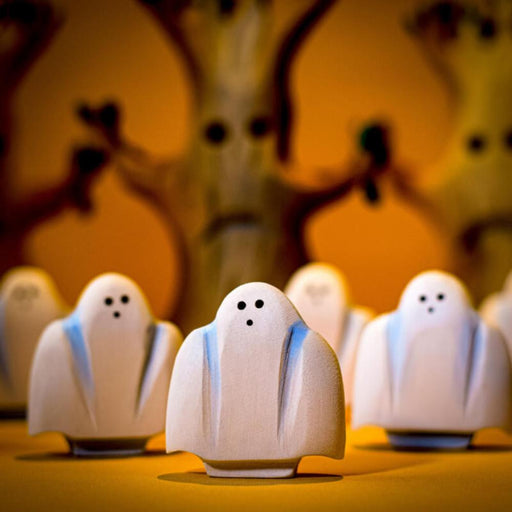 BumbuToys Wooden Ghost Figurines in Spooky Halloween Small World Scene with Scary Trees in the Background