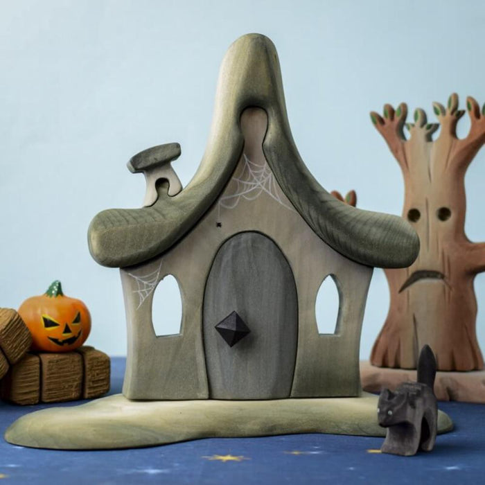 BumbuToys Wooden Witch's House in Halloween-Inspired Small World Play with Spooky Tree, Pumpkins and Scared Black Cat in the Background