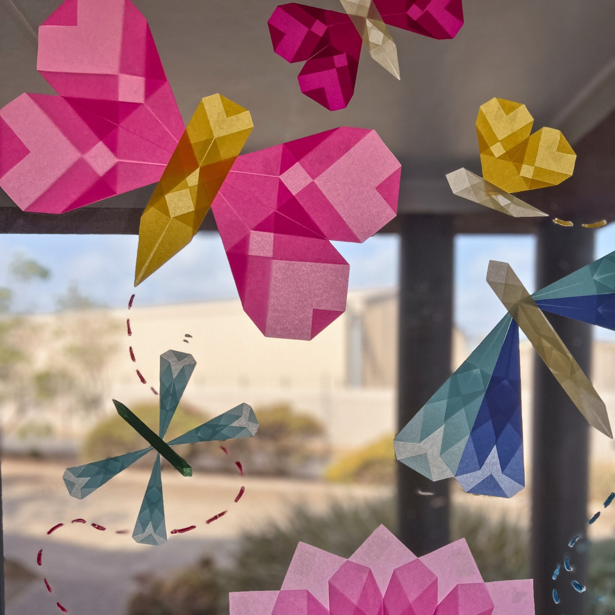 Discover 10 Simple Kite and Silk Folded Paper Designs for your Windows!